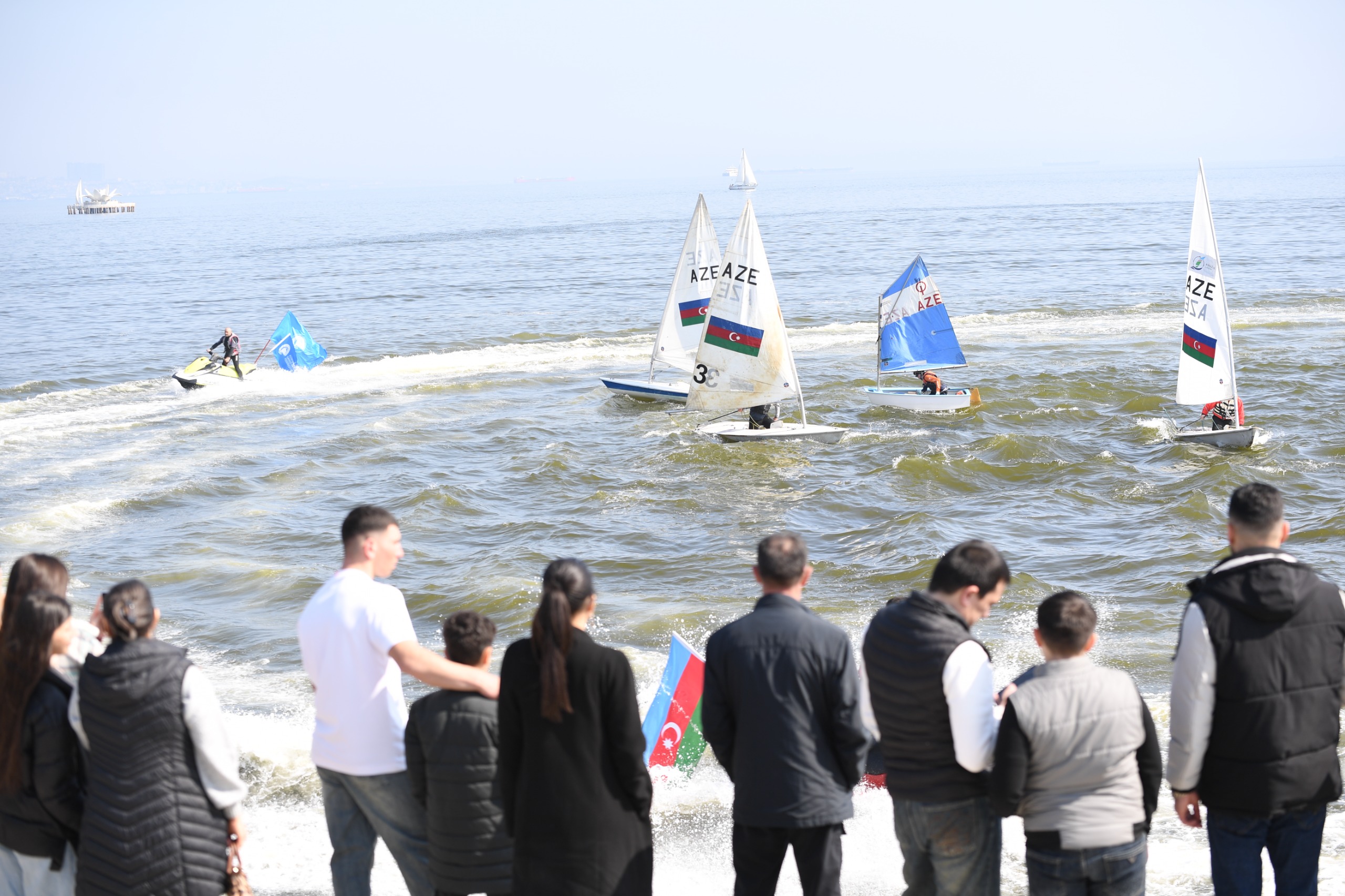 Bakıda Xəzərin suları avarçəkmə və yelkənli qayıqlarla bəzəndi (FOTO)